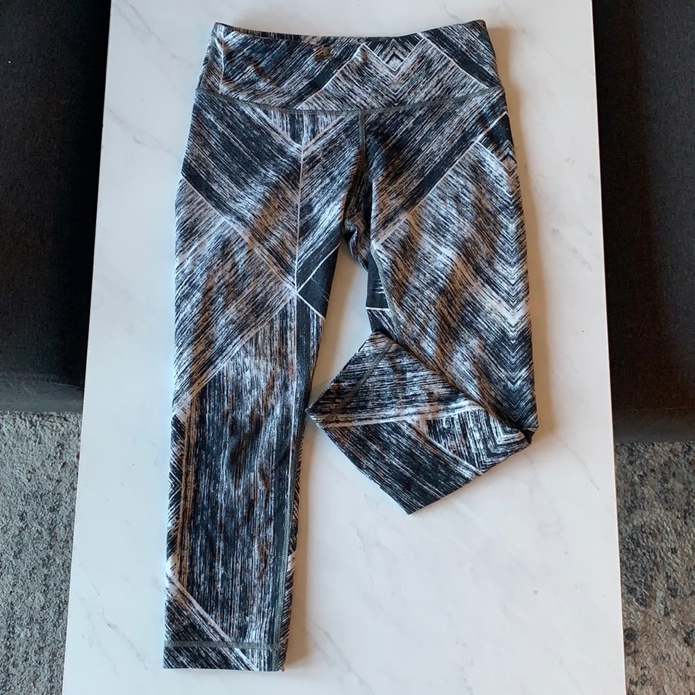 Lululemon black & white leggings! Size 6